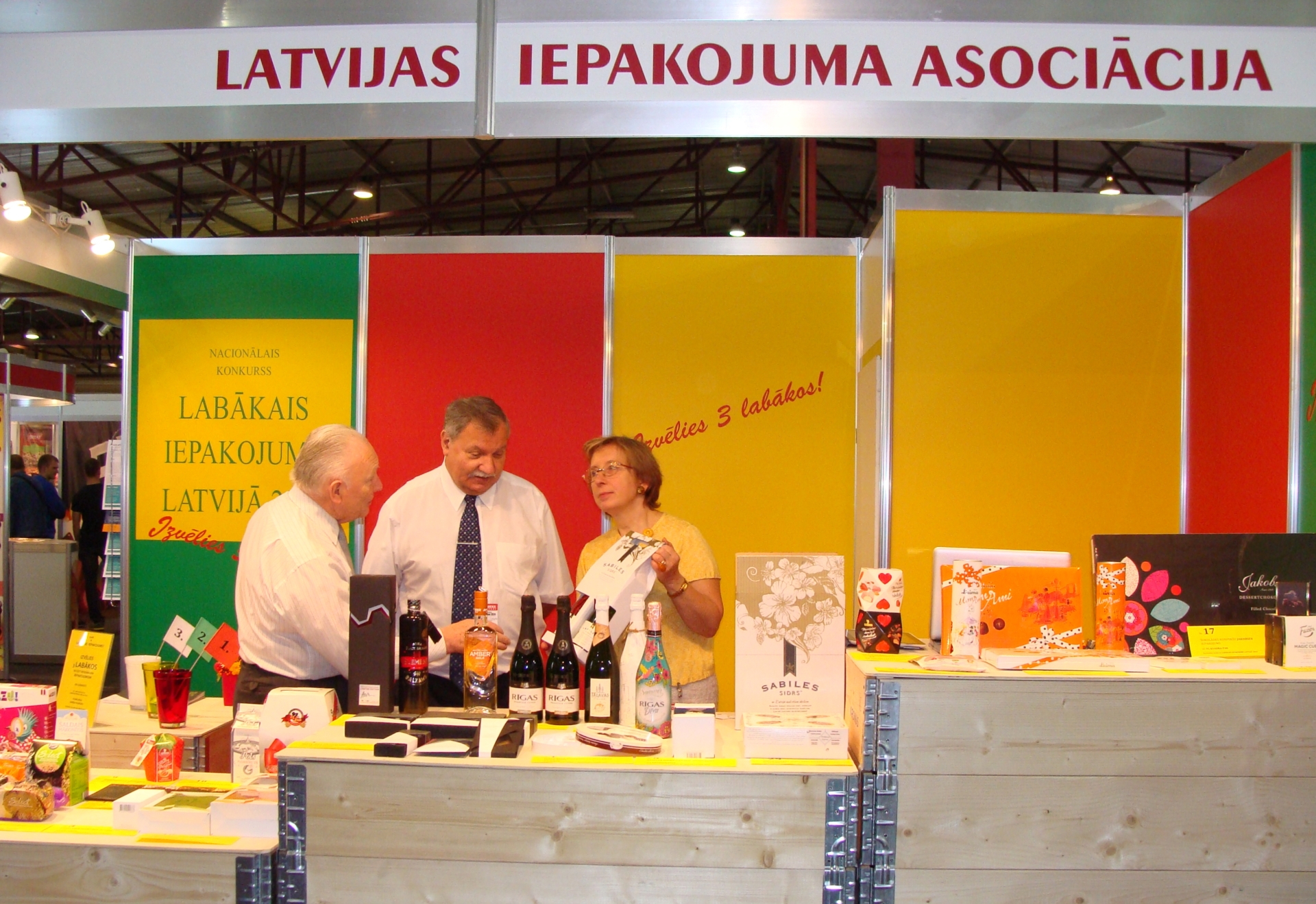 Polijas Iepakojuma kameras pārstāvji, apmeklējot Latvijas Iepakojuma asociācijas rīkotā konkursa "Labākais Iepakojums Latvijā 2014" stendu izstādē Riga Food.